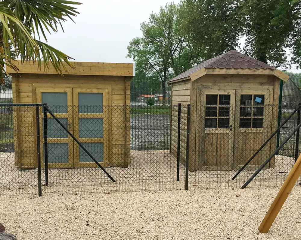 Deux différents abris de jardin en bois